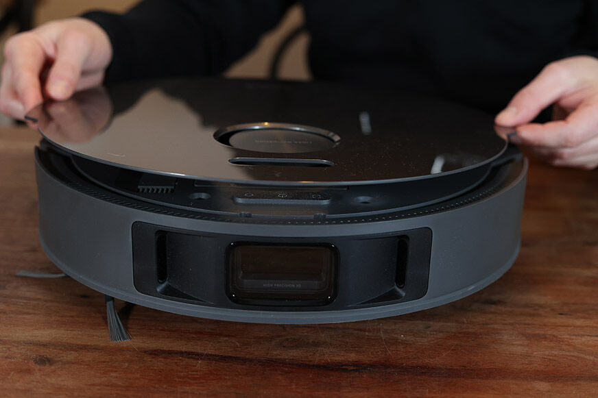 Der Deckel des Dreame L10s Pro wird abgenommen.